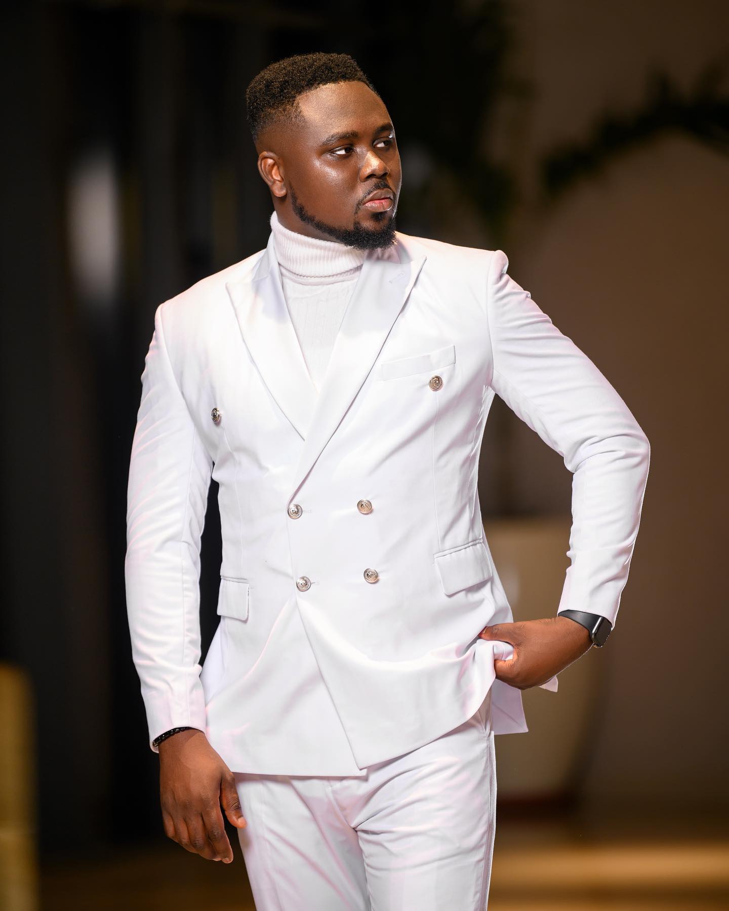 White Double-breasted 6-buttoned Suit with White Turtle Neck