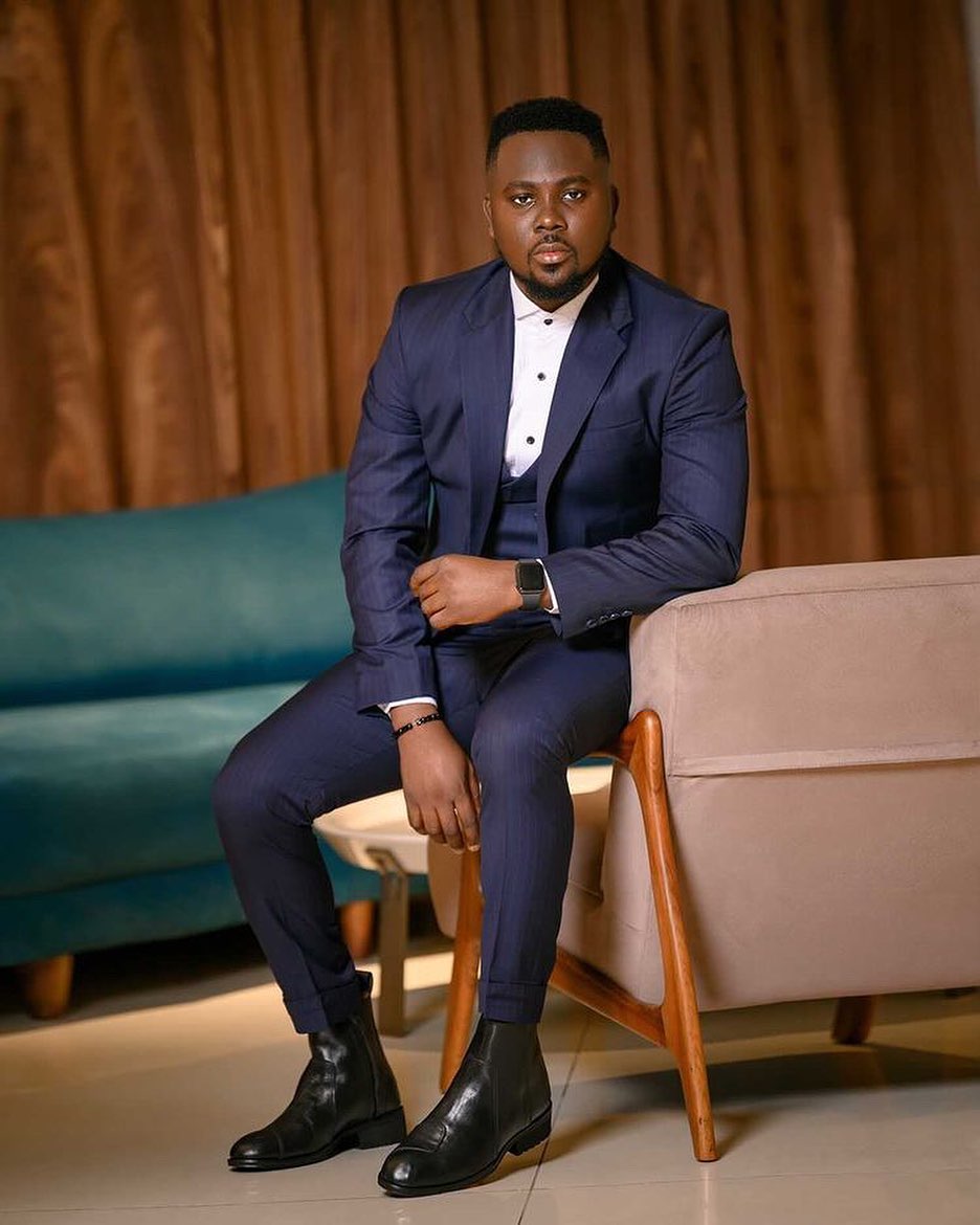 Navy Blue Single-button Suit with wide lapel and double breasted waistcoat
