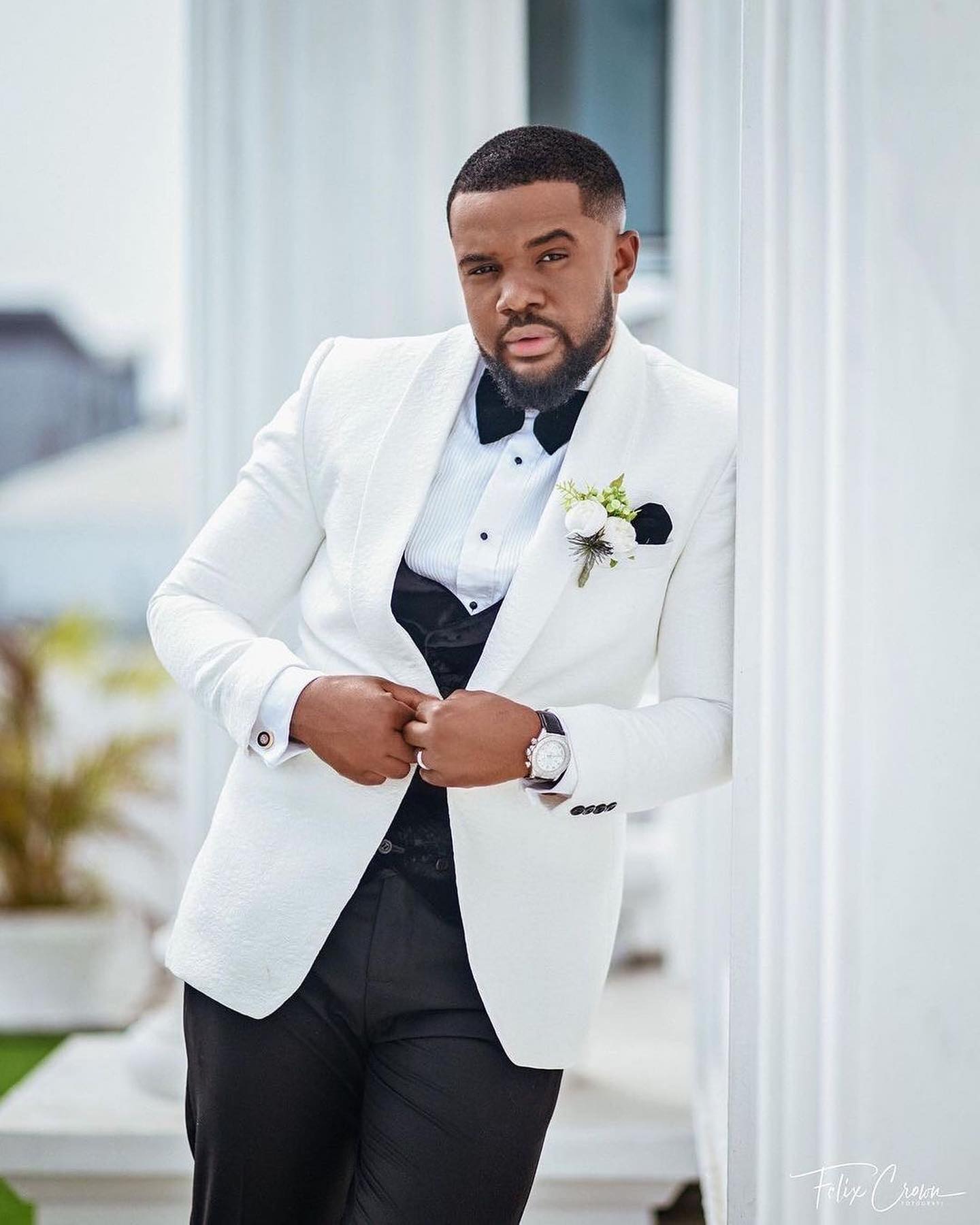 Luxurious White single-buttoned Grooms suit